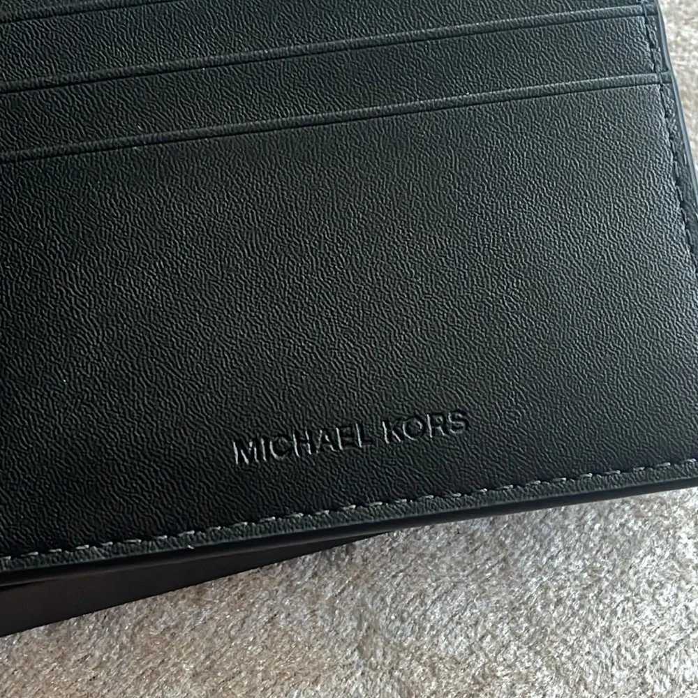 Brand New Michael Kors Genuine Leather Jet Set Mens Black Slim Bifold Wallet